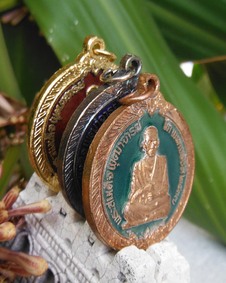 >> เคาะเดียว << เหรียญกลมใหญ่ สมเด็จโต วัดระฆัง ลงยา 3 สี แดง-เขียว-น้ำเงิน พร้อมกล่องเดิม