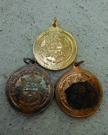 >> เคาะเดียว << เหรียญกลมใหญ่ สมเด็จโต วัดระฆัง ลงยา 3 สี แดง-เขียว-น้ำเงิน พร้อมกล่องเดิม