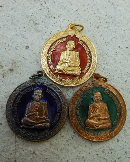 >> เคาะเดียว << เหรียญกลมใหญ่ สมเด็จโต วัดระฆัง ลงยา 3 สี แดง-เขียว-น้ำเงิน พร้อมกล่องเดิม