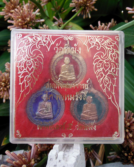 >> เคาะเดียว << เหรียญกลมใหญ่ สมเด็จโต วัดระฆัง ลงยา 3 สี แดง-เขียว-น้ำเงิน พร้อมกล่องเดิม