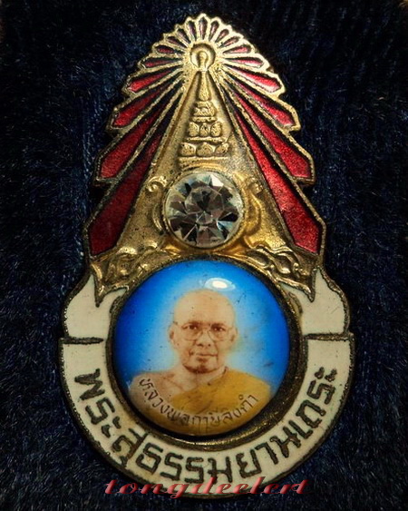 ล็อกเก็ตเข็มกลัดมงกุฎเพชรหลวงพ่อฤาษีลิงดำ วัดท่าซุง สวยมาก พร้อมกล่องเดิมค่ะ