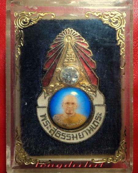 ล็อกเก็ตเข็มกลัดมงกุฎเพชรหลวงพ่อฤาษีลิงดำ วัดท่าซุง สวยมาก พร้อมกล่องเดิมค่ะ