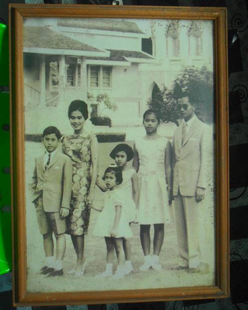 รูป ในหลวงรัชกาลที่9 พร้อมด้วยพระราชินี พระโอรสและพระธิดา ขนาดกว้าง14นิ้ว สูง19นิ้ว