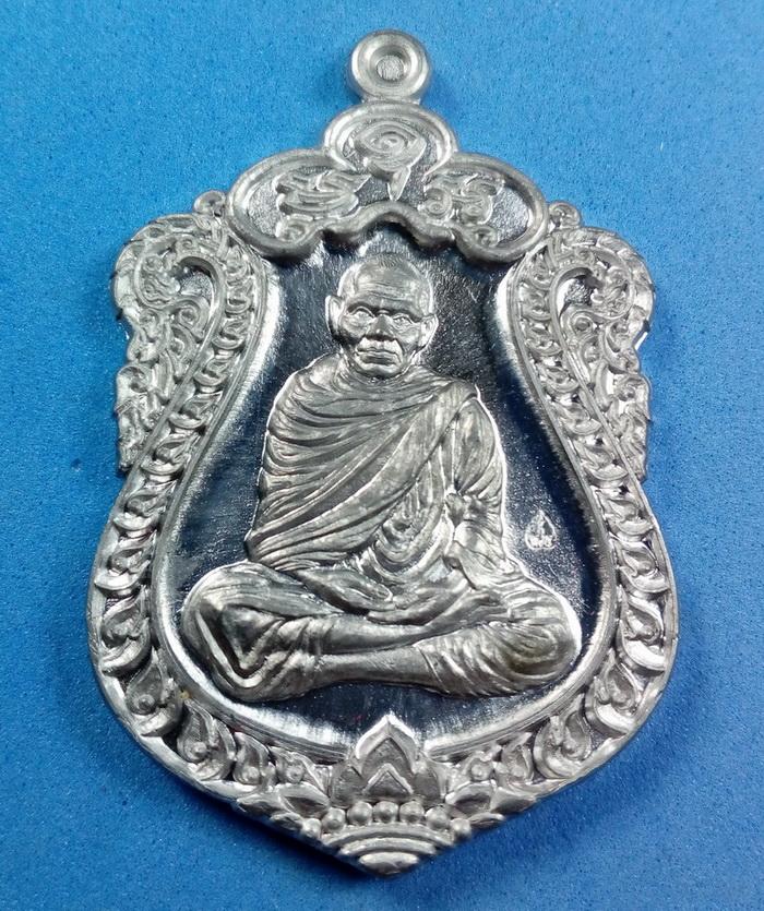 เหรียญเสมาชินบัญชร หลวงพ่อหวั่น วัดคลองคูณ จ.พิจิตร เนื้อตะกั่วโบราณติดจีวร