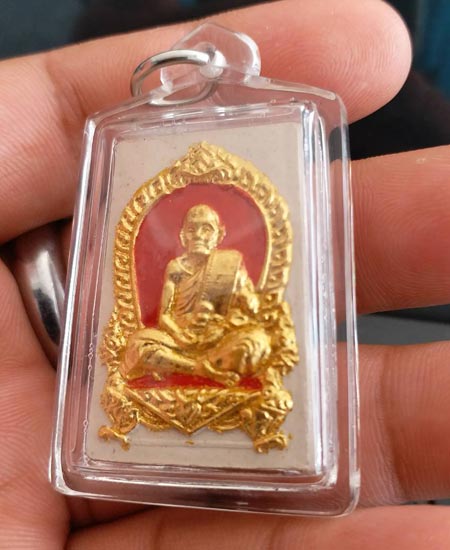 นั่งซุ้มพญานาค ทาทองกรรมการ หลวงปู่หมุน งามๆครับ