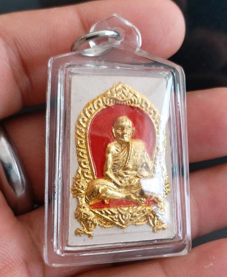 นั่งซุ้มพญานาค ทาทองกรรมการ หลวงปู่หมุน งามๆครับ