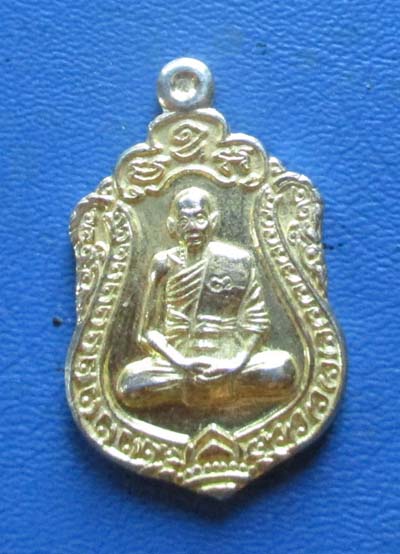 เหรียญเสมาเต็มองค์พิมพ์เล็ก หลวงพ่อเพี้ยน วัดเกริ่นกฐิน ปี2556 กะไหล่ทอง