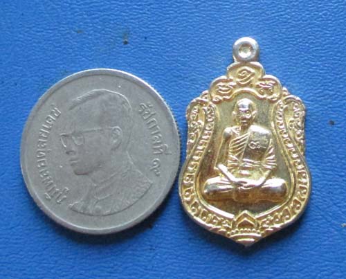 เหรียญเสมาเต็มองค์พิมพ์เล็ก หลวงพ่อเพี้ยน วัดเกริ่นกฐิน ปี2556 กะไหล่ทอง