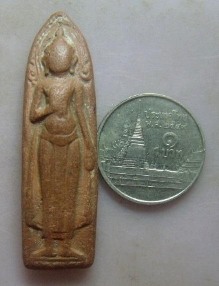 **วัดใจ**พระร่วงยืนประทานพร หลังยันต์ เนื้อดิน เก่าๆ สวยๆ ไม่ทราบที่**เนื้อจัด เชิญชมครับ