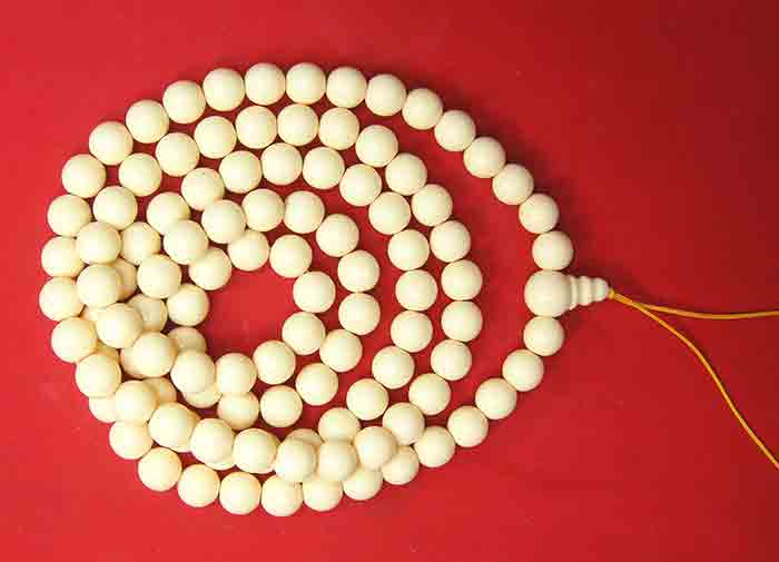 วัดใจเคาะเดียว***สร้อยประคำ 108 เรซิ่นขาวผสมพิเศษสีลายงาช้าง ความยาว 40 นิ้ว เส้นผ่าศูนย์กลาง 10 ม.ม