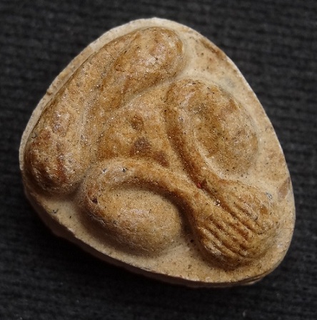 พระปิดตามหาเสน่ห์ หลังยันต์พุทโธ วัดลาดปลาเค้า เนื้อเกสร เหลืองๆ คราบกรุเดิมๆ