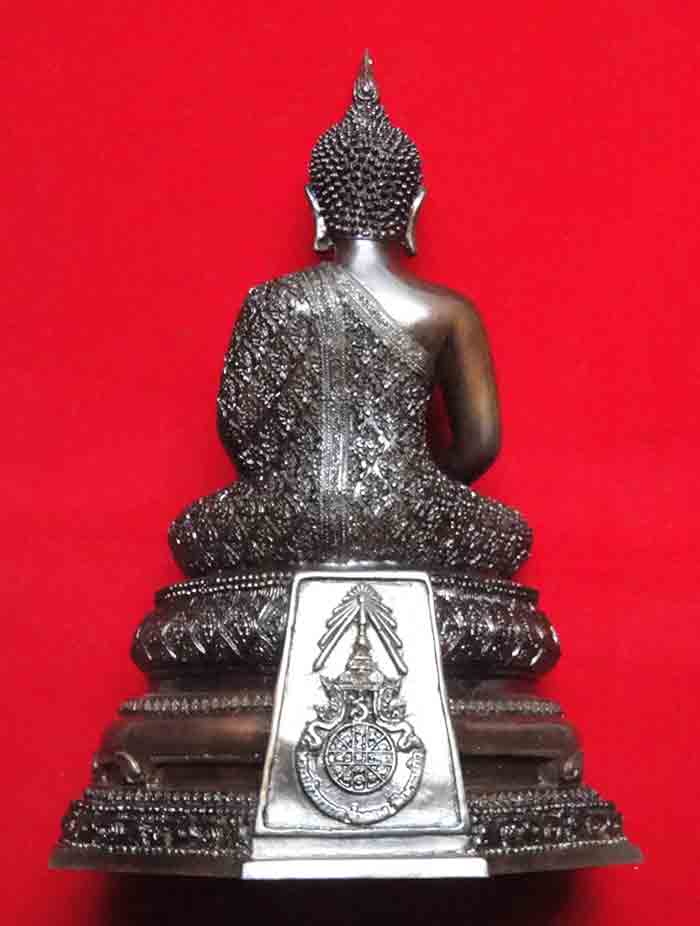 พระแก้วมรกต ทรงเครื่องฤดูฝน เนื้อทองเหลืองรมดำมันปู ขนาดตั้งบูชาองค์ใหญ่ หน้าตัก 7 นิ้ว นิ้ว ฐานกว้า