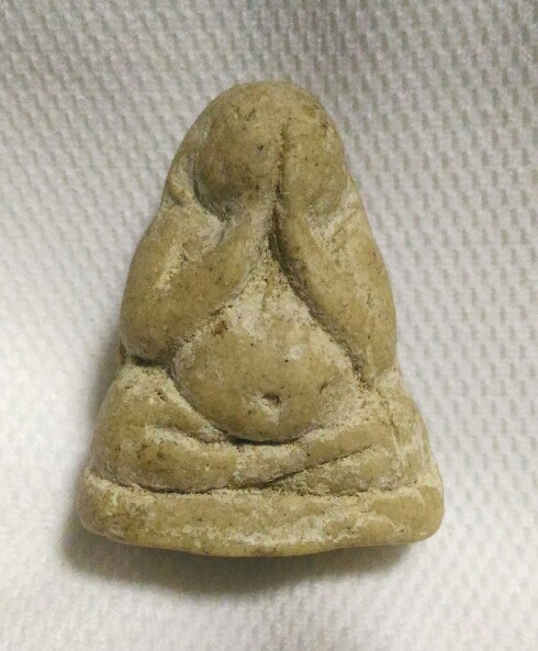 พระผงหลวงปู่เทพโลกอุดร พิมพ์ปิดตา(ใหญ่) เนื้อขาวผงพุทธคุณ