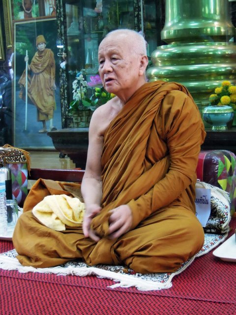 พระผงนั่งปักกลด หลวงปู่บุญหนา ธมฺมทินโน วัดป่าโสตถิผล จ.สกลนคร