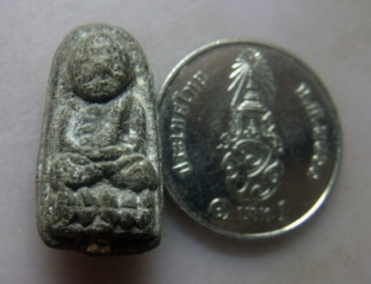 **วัดใจ**หลวงปู่ทวดเนื้อว่านพิมพ์พระรอดจิ๋ว ฝังตะกรุดนารายณ์เเปลงรูป**สวยๆ หายาก เชิญชมครับ1