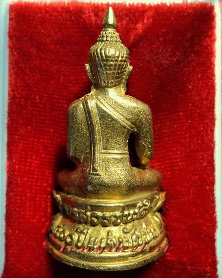 พระกริ่งพระนเรศวรชนะศึก จ.กาญจนบุรี ที่ระลึกจัดสร้างพระบรมราชานุสาวรีย์ ปี 2545 พร้อมกล่องเดิมค่ะ