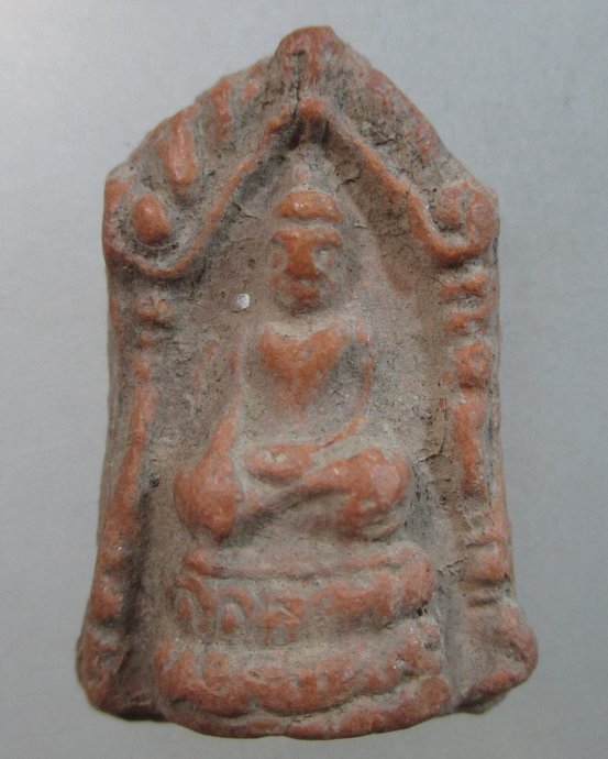 ๒๐ พระพุทธนั่งซุ้ม เนื้อดิน