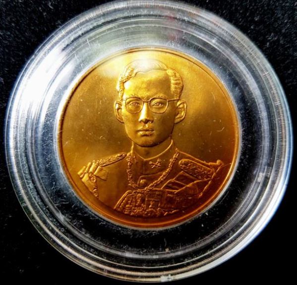 เหรียญครองราชย์ในหลวง 50พรรษา ปี39 พิมพ์ใหญ่ ทองแดงนอกปัดเงา กล่องเดิมๆไม่ผ่านการใช้B32