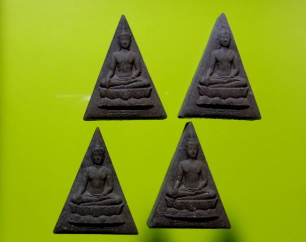 พระสมเด็จจิตรลดา กำลังแผ่นดินปี 39 พิมพ์ใหญ่เนื้อน้ำตาลพิมพ์ใหญ่หายาก 4องค์ ไม่มีกล่องครับ+มลลสารดีม