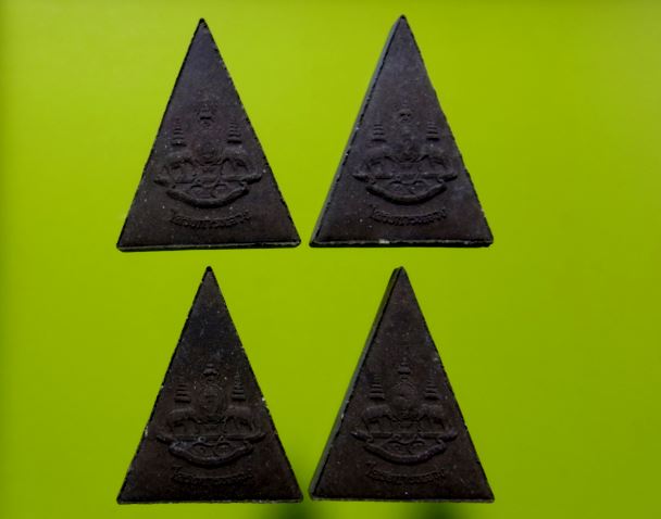 พระสมเด็จจิตรลดา กำลังแผ่นดินปี 39 พิมพ์ใหญ่เนื้อน้ำตาลพิมพ์ใหญ่หายาก 4องค์ ไม่มีกล่องครับ+มลลสารดีม