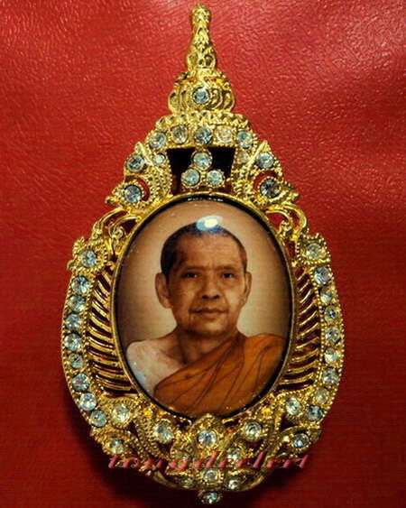 ล็อกเก็ตหลวงพ่อฤาษีลิงดำ วัดท่าซุง กะไหล่ทองประดับเพชร ขนาดใหญ่ สวยมากค่ะ