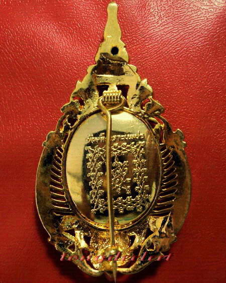 ล็อกเก็ตหลวงพ่อฤาษีลิงดำ วัดท่าซุง กะไหล่ทองประดับเพชร ขนาดใหญ่ สวยมากค่ะ