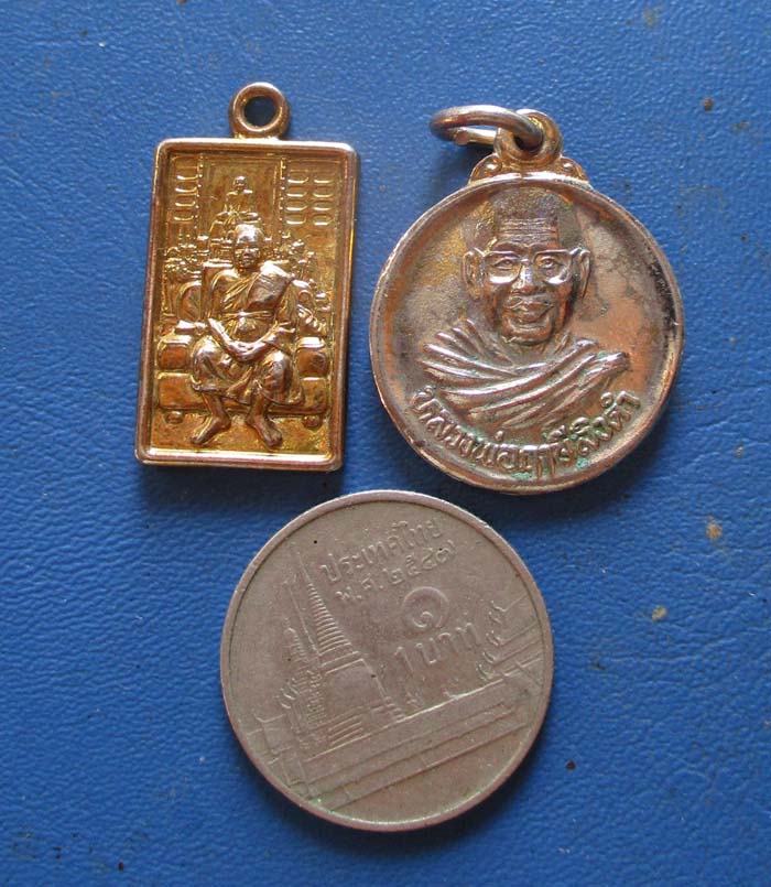 เหรียญย้อนยุค หลวงพ่อฤาษีลิงดำ  วัดท่าซุง  จ.อุทัยธานี  กะไหล่ทอง 2 เหรียญ