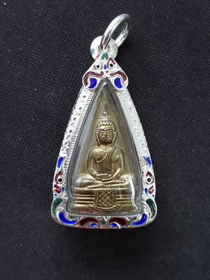 หลวงพ่อโสธร พิมพ์2หน้าปี 2508 เนื้อทองเหลืองก้นกลึง สภาพสวยผิวเดิมเลี่ยมกรอบเงินแท้ลงยาน่าสะสมครับ