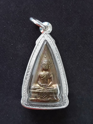 หลวงพ่อโสธร พิมพ์2หน้าปี 2508 เนื้อทองเหลืองก้นกลึง สภาพสวยผิวเดิมเลี่ยมกรอบเงินแท้ลงยาน่าสะสมครับ