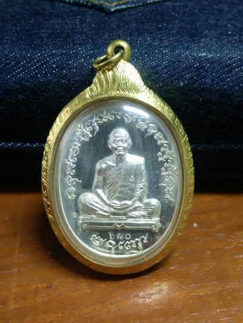 เจริญพรไตรมาส 55 หลวงพ่อสาคร วัดหนองกรับ เนื้อเงินหมายเลข 670 เลี่ยมทองพร้อมใช้ครับ