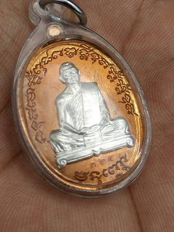 เจริญพรไตรมาส 55 หลวงพ่อสาคร วัดหนองกรับ เนื้อแดงหน้ากากเงิน พร้อมเลี่ยมเก็บผิวสวย ๆ ครับ เลขสวย 324