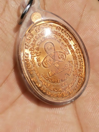 เจริญพรไตรมาส 55 หลวงพ่อสาคร วัดหนองกรับ เนื้อแดงหน้ากากเงิน พร้อมเลี่ยมเก็บผิวสวย ๆ ครับ เลขสวย 324