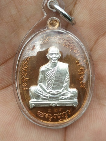 เจริญพรไตรมาส 55 หลวงพ่อสาคร วัดหนองกรับ เนื้อแดงหน้ากากเงิน พร้อมเลี่ยมเก็บผิวสวย ๆ ครับ เลขสวย 324