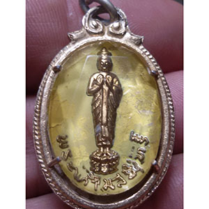 ล็อคเก็ตหลวงพ่อโสธร ลายมุก วัดโสธรวราราม ฉะเชิงเทรา ปีพ.ศ.2504 (ปางห้ามสมุทร)