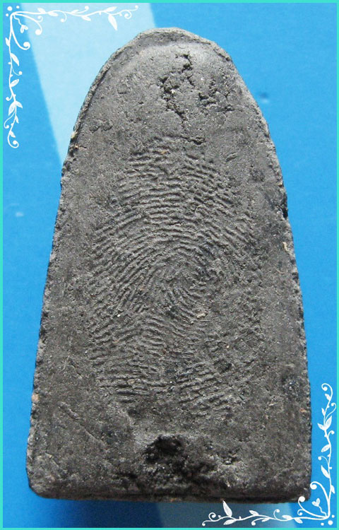 ...ลพ.ทวด วัดช้างไห้ พิมพ์หัวมน เนื้อผงผสมว่าน หลังลายมือ รุ่นศูนย์ศิลปาชีพ ปี 37...