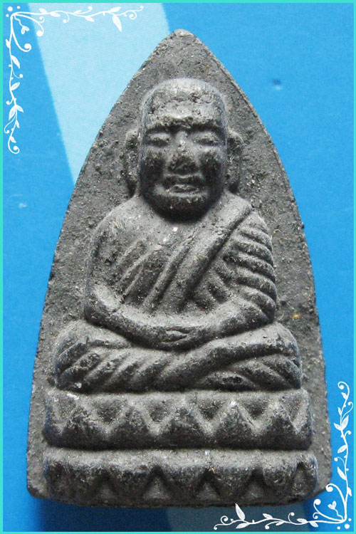 ...ลพ.ทวด วัดช้างไห้ พิมพ์หัวแหลม เนื้อผงผสมว่าน หลังตัวหนังสือ รุ่นศูนย์ศิลปาชีพ ปี 37...