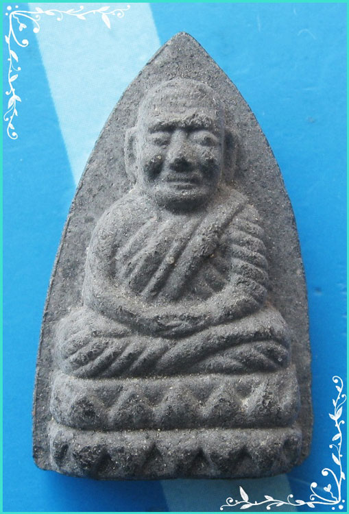 ...ลพ.ทวด วัดช้างไห้ พิมพ์หัวแหลม เนื้อผงผสมว่าน หลังตัวหนังสือ รุ่นศูนย์ศิลปาชีพ ปี 37...