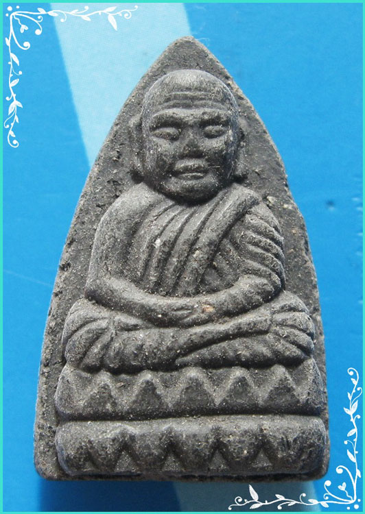 ...ลพ.ทวด วัดช้างไห้ เนื้อผงผสมว่าน พิมพ์ต้อกลีบบัว หลังลายมือ รุ่นศูนย์ศิลปาชีพ ปี 37...