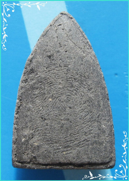 ...ลพ.ทวด วัดช้างไห้ เนื้อผงผสมว่าน พิมพ์ต้อกลีบบัว หลังลายมือ รุ่นศูนย์ศิลปาชีพ ปี 37...