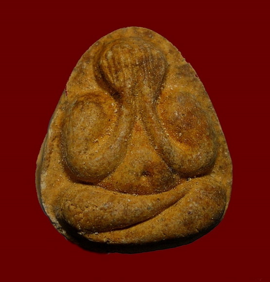 พระปิดตา หลังยันต์พุทโธ ออกวัดลาดปลาเค้า เนื้อเกสรเหลือง ๆ หลวงปู่โต๊ะปลุกเสก ปี 21 