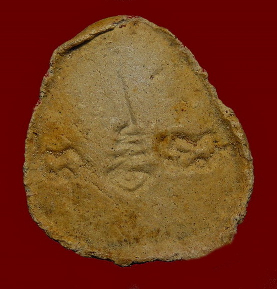 พระปิดตา หลังยันต์พุทโธ ออกวัดลาดปลาเค้า เนื้อเกสรเหลือง ๆ หลวงปู่โต๊ะปลุกเสก ปี 21 