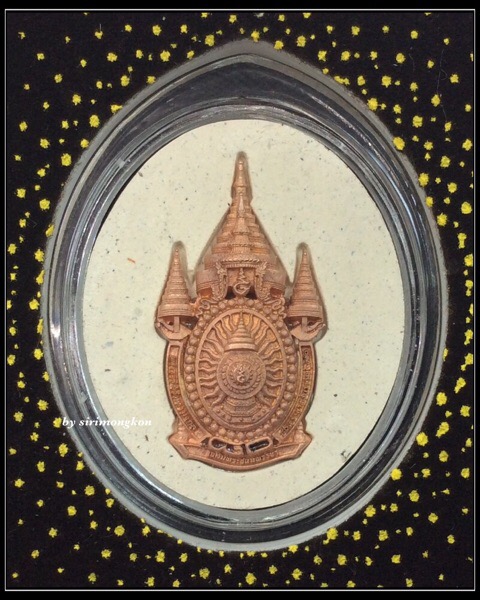 พระผงในหลวง รัชกาลที่9 ทรงงาน รุ่นเย็นศิระเพราะพระบริบาล หลังตราสัญลักษณ์ 80 พรรษา ทองแดง กล่องเดิม 