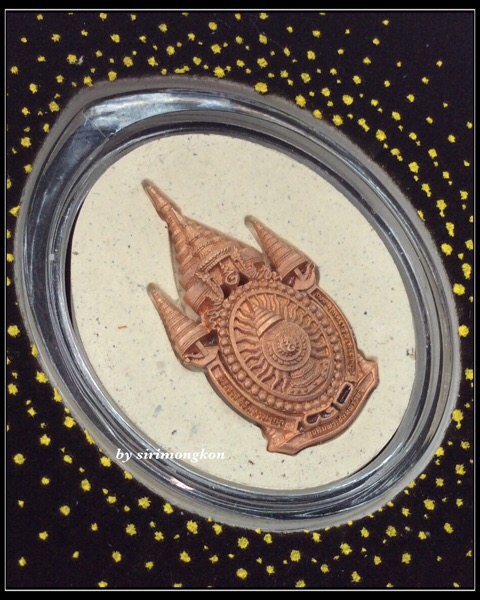 พระผงในหลวง รัชกาลที่9 ทรงงาน รุ่นเย็นศิระเพราะพระบริบาล หลังตราสัญลักษณ์ 80 พรรษา ทองแดง กล่องเดิม 