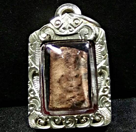 พระกรุนาดูนปี22สภาพสวย1องค์เนื้อหินเข้มยอดนิยมตัดเดี่ยวสวยเลี่ยมกันน้ำพร้อมกรอบเงินสั่งตัด