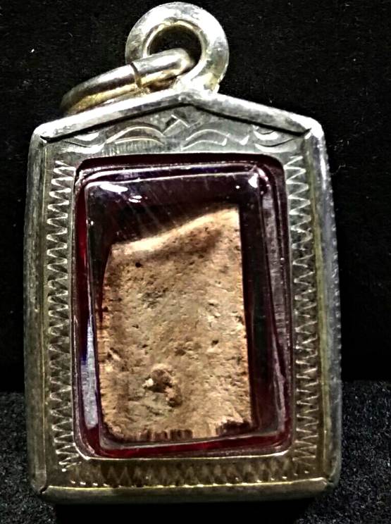 พระกรุนาดูนปี22สภาพสวย1องค์เนื้อหินเข้มยอดนิยมตัดเดี่ยวสวยเลี่ยมกันน้ำพร้อมกรอบเงินสั่งตัด