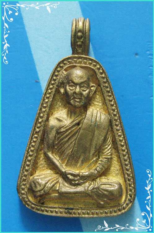 ...ลพ.ขอม วัดไผ่โรงวัว สพ. เหรียญหล่อ พิมพ์จอบใหญ่ข้างเม็ด เนื้อทองผสม หลังยันต์ห้า...
