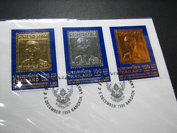 ซองที่ระลึก ในหลวงรัชกาลที่ ๙ เฉลิมพระชนมพรรษา ๖ รอบ แสตมป์ ทอง เงิน นาค