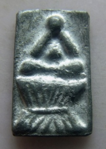 **วัดใจ**พระปิดตาเนื้อชินตะกั่ว หลังจารยันต์ เก่าๆ ไม่ทราบที่**เนื้อสวย เชิญชมครับ 