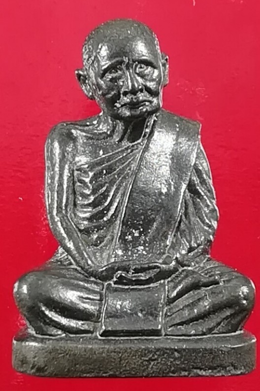 พระหล่อรูปเหมือน รุ่นลูกเสือชาวบ้าน หลวงปู่แหวน สุจิณฺโณ วัดดอยแม่ปั๋ง ปี 2520 เนื้อนวะ 