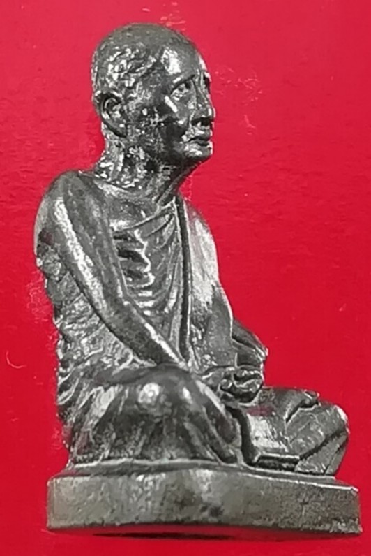 พระหล่อรูปเหมือน รุ่นลูกเสือชาวบ้าน หลวงปู่แหวน สุจิณฺโณ วัดดอยแม่ปั๋ง ปี 2520 เนื้อนวะ 